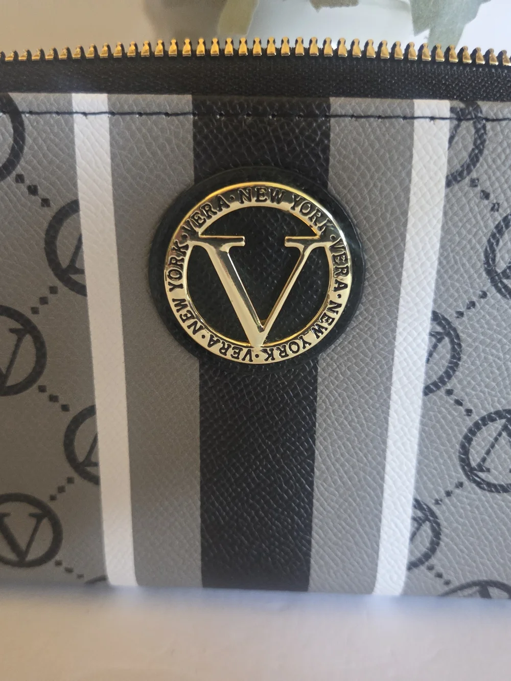 Vera New York Gray Logo Zip Wallet - Picture 5 of 6